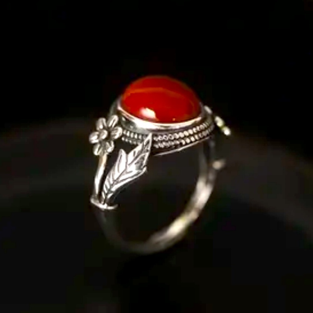 Vintage Style Silver Saffron Ring Leaf Flower Design